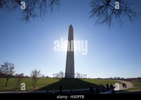 Touristen sehen das Washington Monument auf der National Mall in Washington, D.C. 22. März 2017. Stockfoto