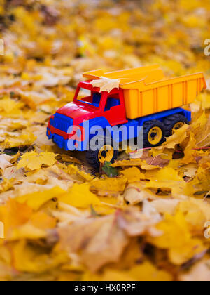 Verloren Spielzeug Auto LKW im Freien im Herbst Stockfoto