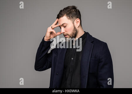 Kaufmann betont Druck Kopfschmerzen isoliert auf grau Stockfoto