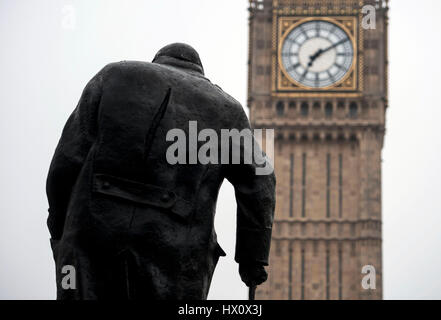 Eine Statue von Winston Churchill und Elizabeth Tower in Parliament Square, London, nach dem Terroranschlag am Mittwoch die das Leben von vier unschuldige Opfer forderte. Stockfoto