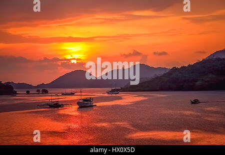 Sonnenuntergang über der Bucht in Labuhan Bajo Stadt auf der Insel Flores, Indonesien Stockfoto