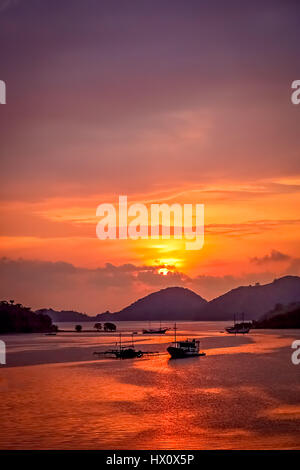 Sonnenuntergang über der Bucht in Labuhan Bajo Stadt auf der Insel Flores, Indonesien Stockfoto