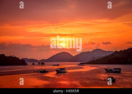 Sonnenuntergang über der Bucht in Labuhan Bajo Stadt auf der Insel Flores, Indonesien Stockfoto