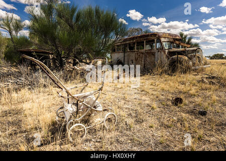 Alte rostige Schulbus und Kinderwagen im Outback, Wheatbelt, Western Australia, Australien Stockfoto