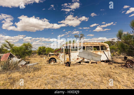 Alte rostige Schulbus im Outback, Wheatbelt, Western Australia, Australien Stockfoto