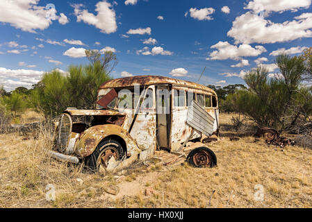 Alte rostige Schulbus Wrack im Outback, Wheatbelt, Western Australia, Australien Stockfoto