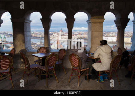 Blick auf das Parlamentsgebäude im Panorama-Café in Trinity Square in Budapest Ungarn Stockfoto