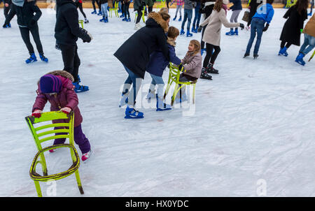 Amsterdam, Niederlande - 31. Dezember 2016: Eisbahn auf Art Square Amsterdam in der Nähe von 'I Amsterdam Zeichen' und Rijksmuseum, Erwachsene und Kinder Skaten. Stockfoto