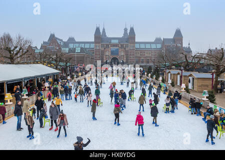 Amsterdam, Niederlande - 31. Dezember 2016: Eisbahn auf Art Square Amsterdam in der Nähe von 'I Amsterdam Zeichen' und Rijksmuseum, Erwachsene und Kinder Skaten. Stockfoto