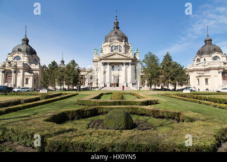 Eingang zu den großen Thermen in Budapest Ungarn Stockfoto