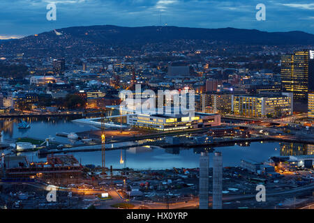 Mit Blick auf Norwegens Hauptstadt Oslo in der Nacht mit dem Blick auf den Stadtteil Bjørvika am Fjord Stadt einschließlich das Wahrzeichen Opernhaus von Oslo. Stockfoto