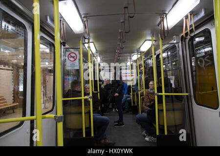 In einem u-Bahn-Zug auf line1 in Budapest Ungarn Stockfoto