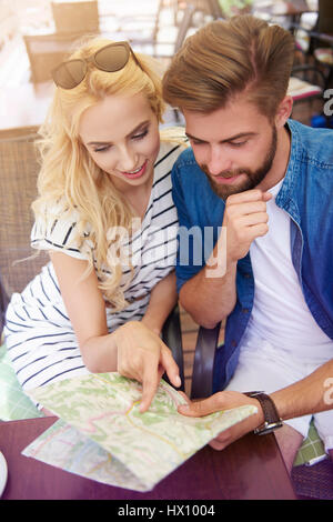 Paar mit Papierkarte beim sightseeing Stockfoto
