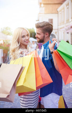 Blonde Frau mit Freunde halten Einkaufstaschen Stockfoto