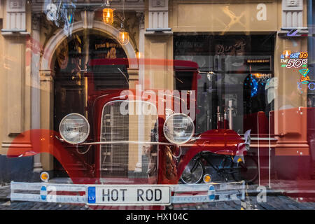 Riga, Lettland - 20. März 2017: Hot Rod in american Vintage Bar mit Photorgapher und Street Reflexionen Stockfoto