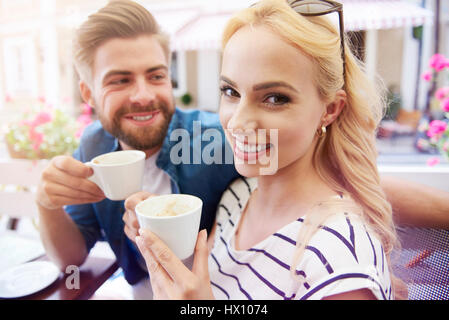 Glückliches Paar in Liebe Kaffee trinken Stockfoto
