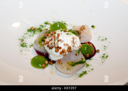 Von Michelin-Sternekoch Tom Wickboldt: Norwegischer Jakobsmuschel mit Lardo-Schaum, Rote Beete und einem Schinken- und Petersiliengel mit Buchweizen Stockfoto