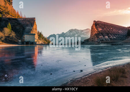 Diga del Gleno dam aufgegeben und vereisten See in den Bergen von Italien Stockfoto