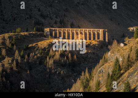 Diga del Gleno verlassenen Damm in den Bergen von Italien Stockfoto