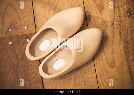 Paar Holzschuhe hergestellt aus Pappelholz. Klompen, stehen traditionelle holländische Schuhe für den täglichen Gebrauch auf Holzboden, Ansicht von oben Stockfoto