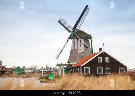Windmühle in der Stadt der Zaanse Schans. Es ist eine der beliebtesten Touristenattraktionen der Niederlande Stockfoto