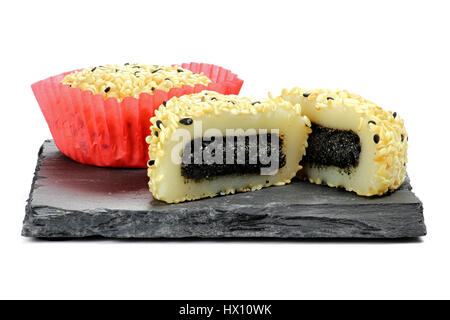 Japanischen Sesam Mochi (Reiskuchen) serviert auf Schiefer Stockfoto