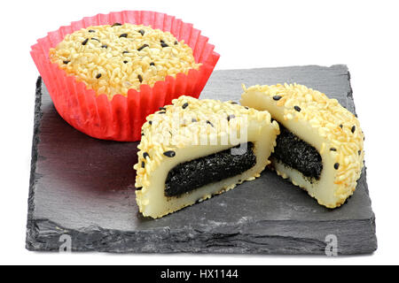 Japanischen Sesam Mochi (Reiskuchen) serviert auf Schiefer Stockfoto