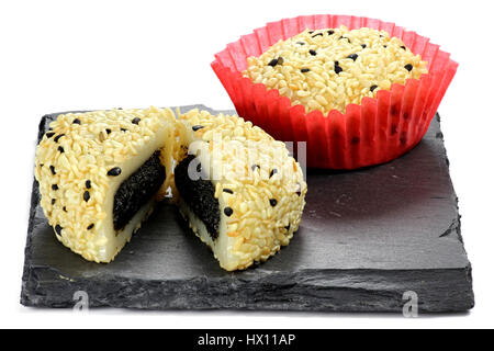 Japanischen Sesam Mochi (Reiskuchen) serviert auf Schiefer Stockfoto