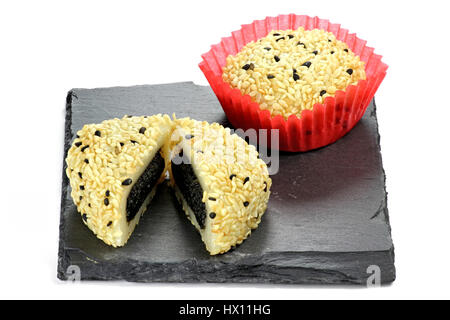 Japanischen Sesam Mochi (Reiskuchen) serviert auf Schiefer Stockfoto