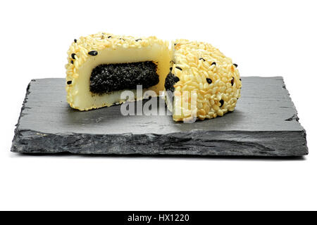 Japanischen Sesam Mochi (Reiskuchen) serviert auf Schiefer Stockfoto