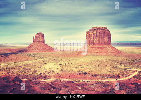 Retro stilisierte Bild des Monument Valley bei Sonnenuntergang, USA. Stockfoto