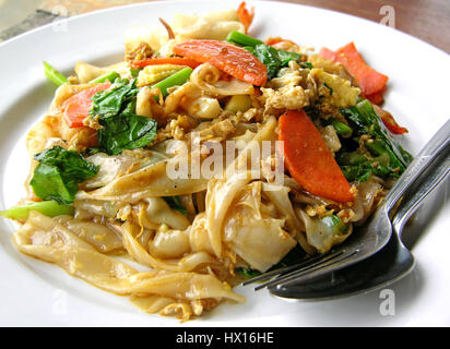 Thai-Stil-Nudeln mit Gemüse und Hühnerfleisch Stockfoto