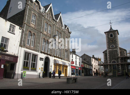 Das Inn on the Square Hotel und die Moot Hall Marktplatz Hauptstraße Keswick Seenplatte Cumbria England Stockfoto