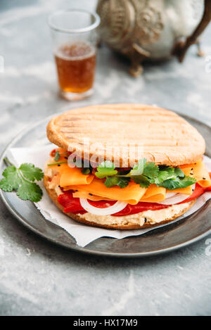 Marokkanischen Stil Sandwich mit Hummus, gegrilltem Paprika, Zwiebeln, Karotten, Koriander, Ajvar, Schwarzkümmel Stockfoto