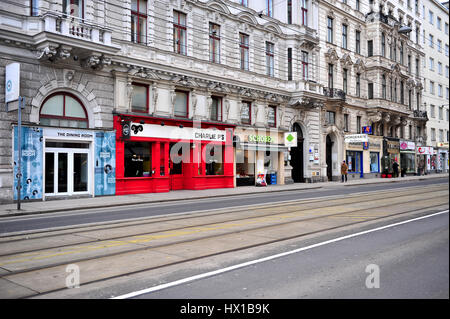 Wien, Österreich - Februar 11: Ansicht der bunten Fassaden in der Straße von Wien am 11. Februar 2017. Wien ist eine Hauptstadt und größte Stadt Österreichs. Stockfoto