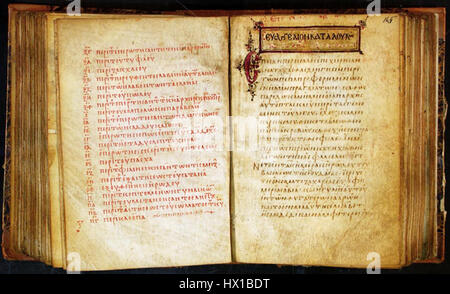 Der „Codex Petropolitanus“ ist ein wichtiges Manuskript mit historischem Text und Illustrationen. Die Folios 164v und 165r sind ein wichtiger Teil dieses Manuskripts und zeigen die komplizierten Entwürfe und Textgeschichte, die im Codex erhalten sind. Stockfoto