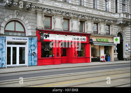 Wien, Österreich - Februar 11: View Café und Geschäfte in der Straße von Wien am 11. Februar 2017. Wien ist eine Hauptstadt und größte Stadt Österreichs. Stockfoto