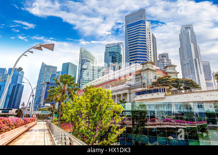 HDR Rendering von Singapurs Skyline bei Fullerton Singapore River im Stadtteil downtown Finanzgeschäfte auf Esplanade Bridge übernommen. HDR Stockfoto