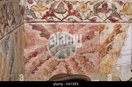 Diese Fresken aus der St. Nikita Kirche in Banjani aus dem 9. Jahrhundert zeigen byzantinische religiöse Kunst. Das Kunstwerk enthält lebendige Darstellungen von Heiligen und biblische Szenen, die typisch für den byzantinischen Stil sind und religiöse Hingabe und Ikonographie betonen. Stockfoto