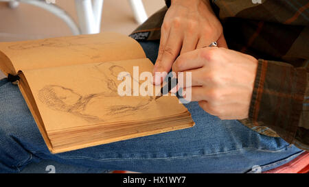 Grafiker zieht Skizze Bild Kunstwerk Handbuch Stockfoto