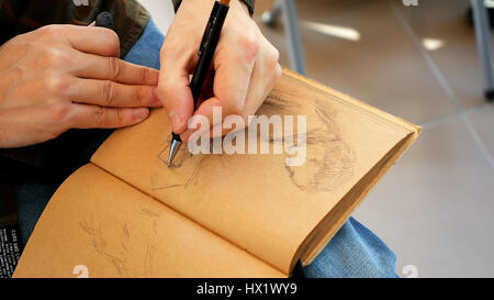 Grafiker zieht Skizze Bild Kunstwerk Handbuch Stockfoto