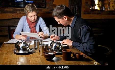 Mann und Frau Unterzeichnung Vertragspartner im café Stockfoto