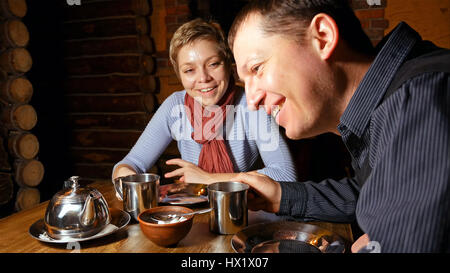 Junges Paar ausdrücklich in einem Café im Chat Stockfoto