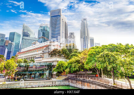 HDR Rendering von Singapurs Skyline bei Fullerton Singapore River im Stadtteil downtown Finanzgeschäfte auf Esplanade Bridge übernommen. Stockfoto