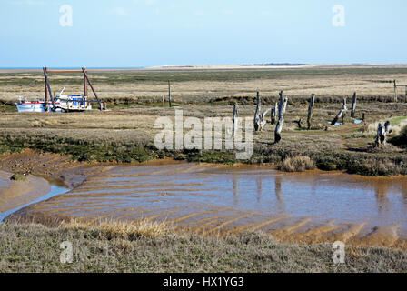 Ein Blick auf einen Bach und Salzwiesen an der North Norfolk Küste Dornweiler, Norfolk, England, Vereinigtes Königreich. Stockfoto