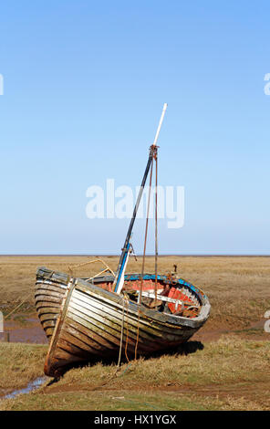 Altes traditionelles Fischerboot auf dem Kai in North Norfolk am Dornweiler, Norfolk, England, Vereinigtes Königreich. Stockfoto