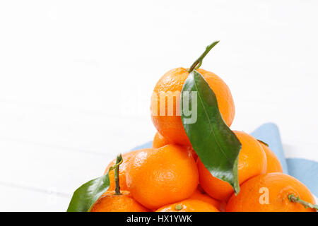 Haufen von frischen Mandarinen - Nahaufnahme Stockfoto