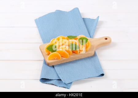 Haufen von frischen Mandarinen Scheiben auf Holzbrett Stockfoto