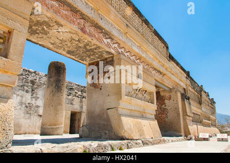 Spalte und geometrischen Mosaiken in den Palast und die Kirche von Mitla, Oaxaca, Mexiko Stockfoto