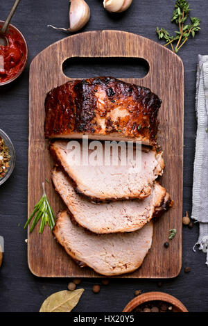 Gegrilltes Schweinefleisch Grill Steak geschnitten, auf Holzbrett, Ansicht von oben Stockfoto